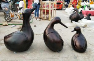 铜雕抽象鸭子-卡通玻璃钢鸭子雕塑