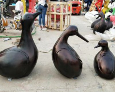 铜雕抽象鸭子-卡通玻璃钢鸭子雕塑