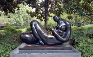 公园哺乳的抽象母子景观铜雕