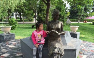 公园看书的女孩人物铜雕