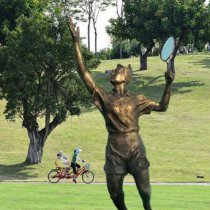 铜雕打羽毛球人物