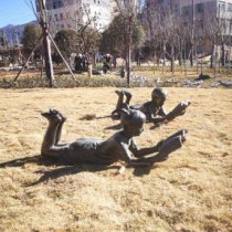 公园人物趴着看书的儿童玻璃钢仿铜雕塑