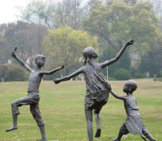 公园放风筝的儿童小品铜雕