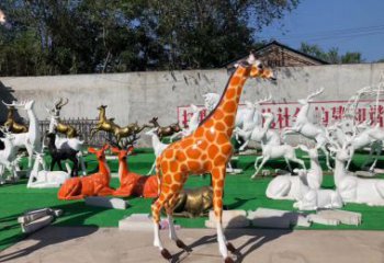 搭配藝術(shù)！玻璃彩繪長頸鹿雕塑公園景觀營造出完美園林