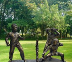 公园铜雕放鞭炮人物雕塑