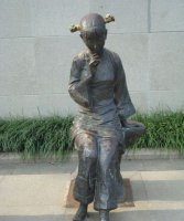 街边低头思考的女孩景观铜雕