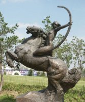 公园骑马射箭的女孩小品铜雕