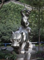 不锈钢小孩骑老虎景观雕塑