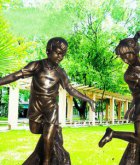 编花篮人物公园校园儿童玻璃钢仿铜雕塑