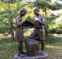 校园读书的学生铜雕