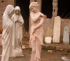 半裸女人大理石雕塑