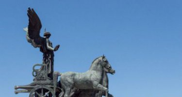 广场阿波罗战车景观铜雕