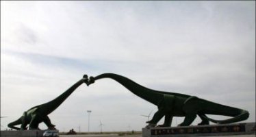 恐龙拱门道路景观铜雕