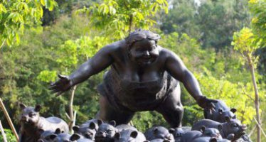 公园赶猪的胖女孩小品铜雕