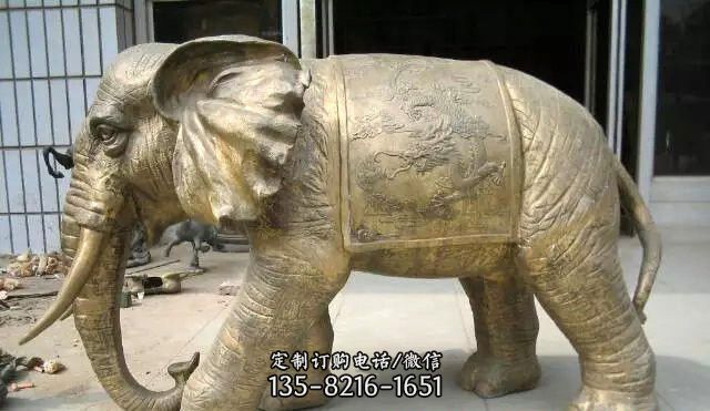 黄铜吉祥大象-人背大象雕塑的广场