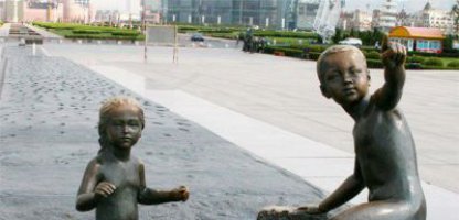 广场小孩玩耍人物铜雕