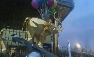 不锈钢大象踩高跷城市景观雕塑