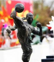 广场踢足球的人物铜雕