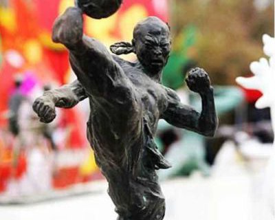 广场踢足球的人物铜雕
