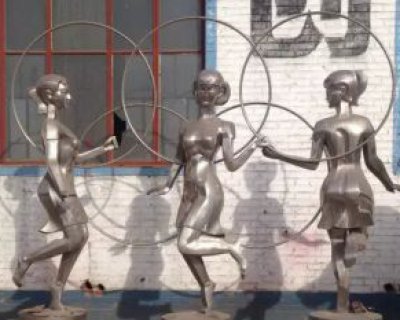 不锈钢自由操运动人物雕塑