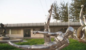 不锈钢鞍马运动人物雕塑