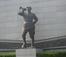 抗战时期吹号角人物铜雕