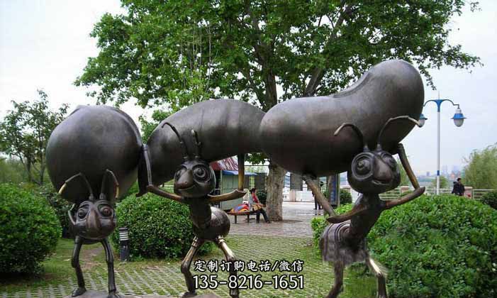 搬運(yùn)糧食的螞蟻公園景觀銅雕