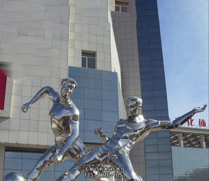 广场不锈钢踢足球运动雕塑