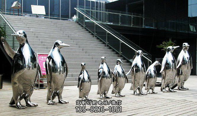 不锈钢站着的企鹅雕塑