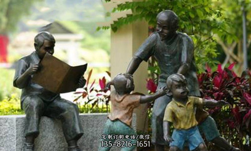 公园和爷爷玩耍的小孩小品铜雕