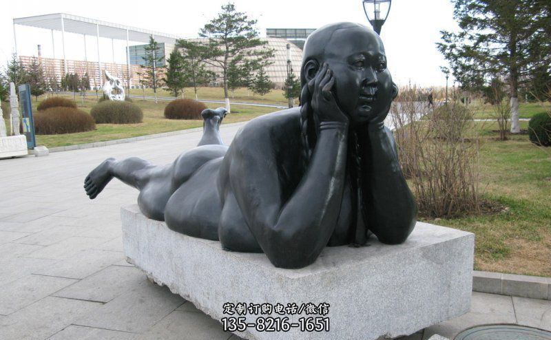 公园趴着的胖女孩景观铜雕