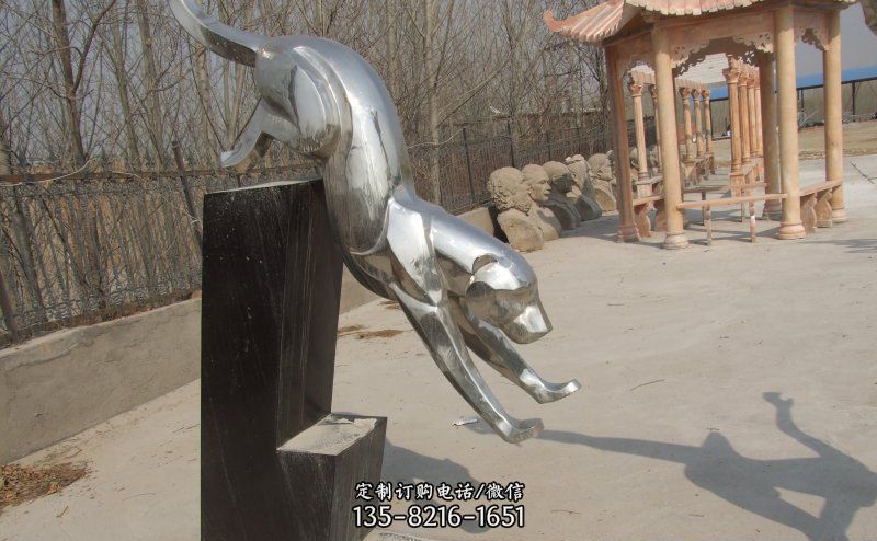 不锈钢抽象豹雕塑