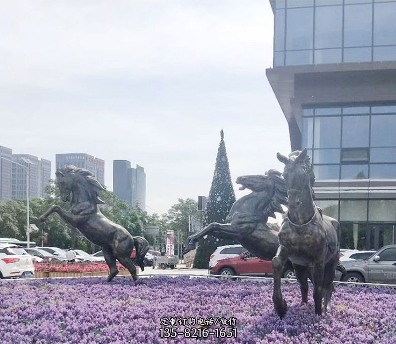 广场动物奔跑的马铜雕
