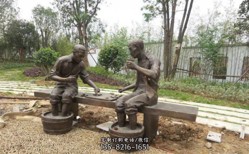 泡脚下棋的人物公园景观铜雕