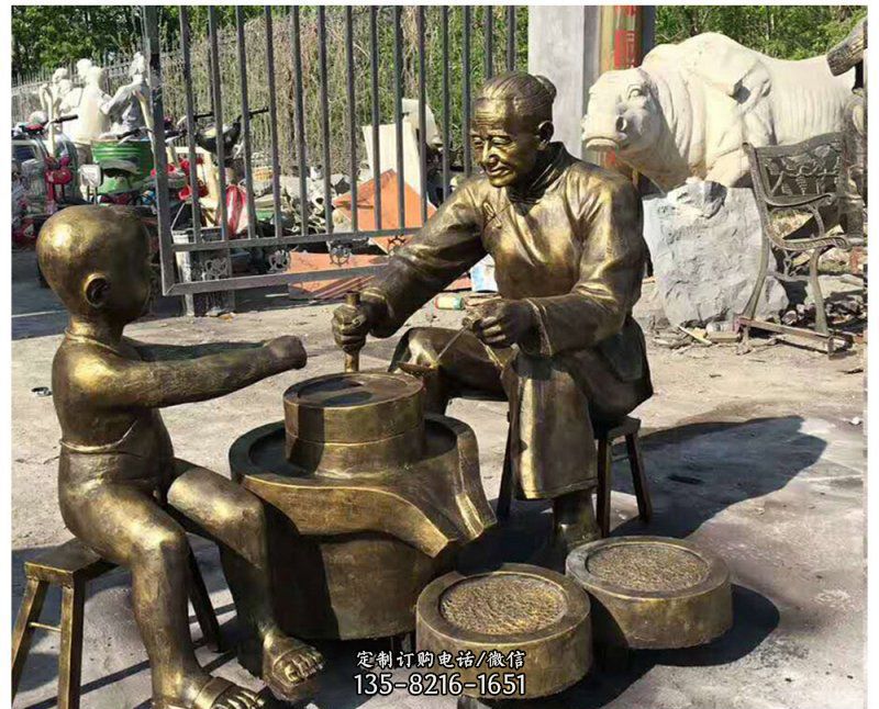 公园帮老人磨豆浆人物铜雕
