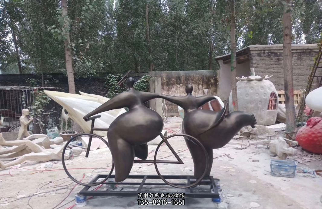 玻璃钢抽象情侣骑自行车雕塑公园景观人物雕塑