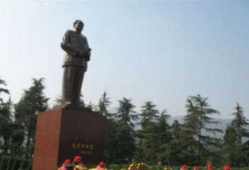 毛主席视察安庆一中铜像揭幕