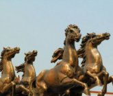 广场奔跑的马铜雕