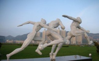 不锈钢踢足球的人物公园景观雕塑