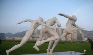 不锈钢踢足球的人物公园景观雕塑