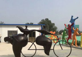 公园骑自行车的女孩铜雕