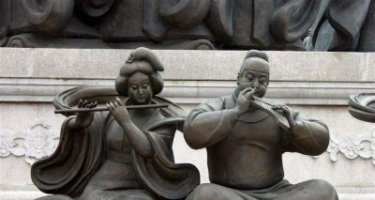 公园吹奏乐器的唐代人物铜雕