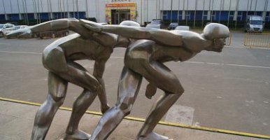 不锈钢滑冰运动人物雕塑