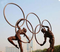 奥运五环和运动员铜雕