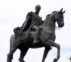广场骑马的西方人物铜雕
