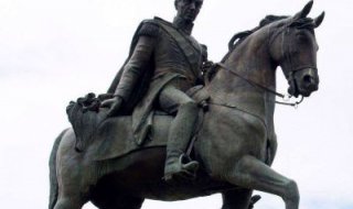 广场骑马的西方人物铜雕