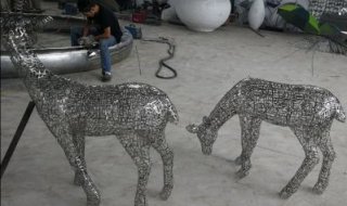 不锈钢动物镂空鹿雕塑