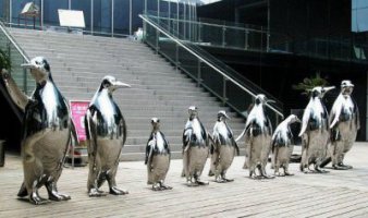不锈钢站着的企鹅雕塑