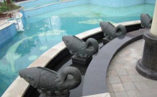喷水鱼铜雕塑-石雕青石牌坊