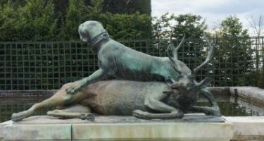 公园梅花鹿和狗动物景观铜雕